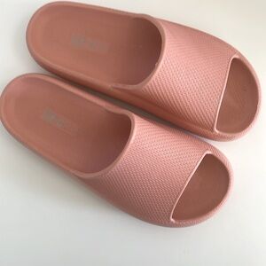 32 Degrees Cool Orange Slippers Textured Upper Waterproof Beach Size Med 7.5/8.5